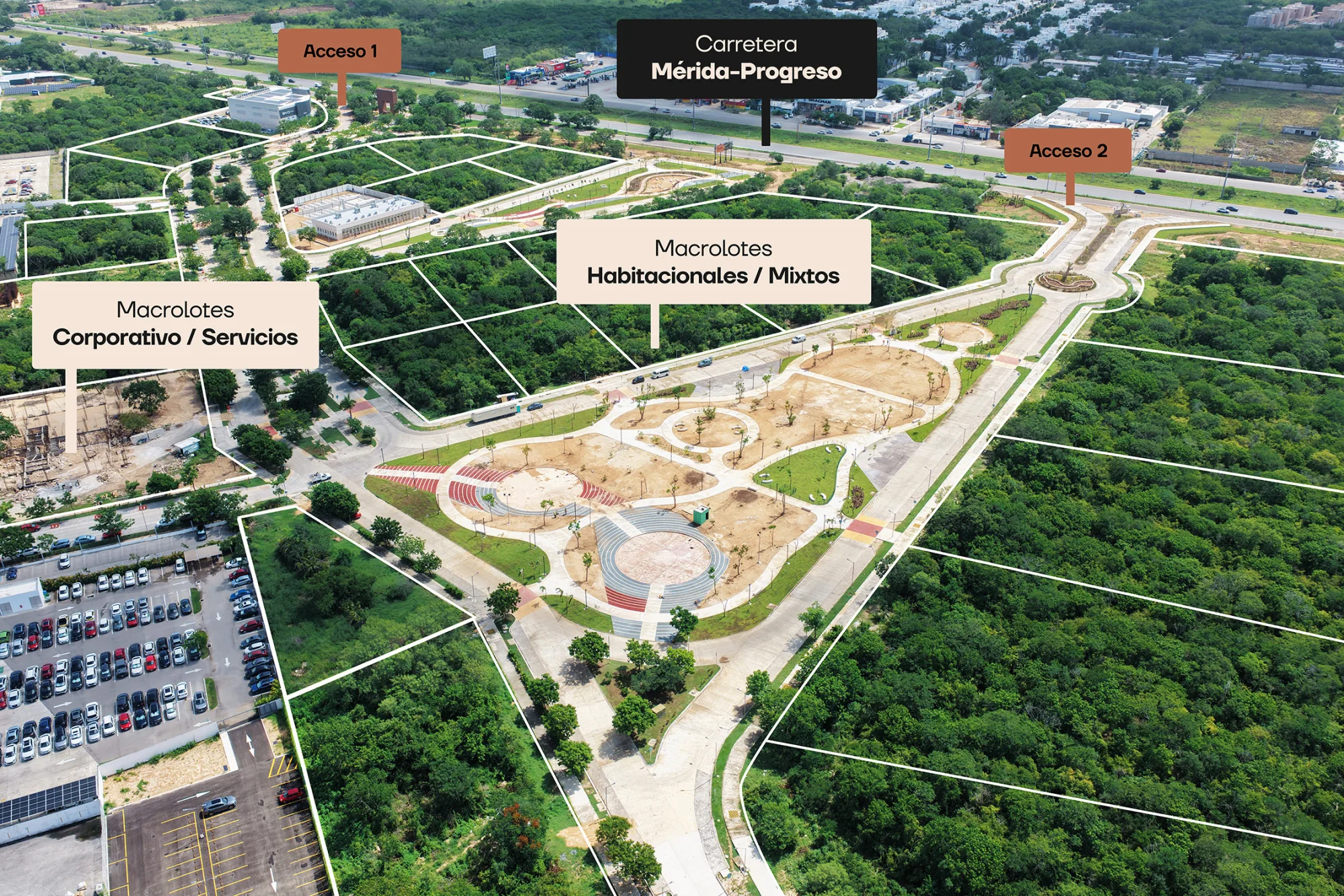 Vista aérea de Cápitol con la lotificación de sus macrolotes: corporativo/servicios, habitacionales/mixtos, los accesos 1 y 2 y el frente sobre la carretera Mérida–Progreso